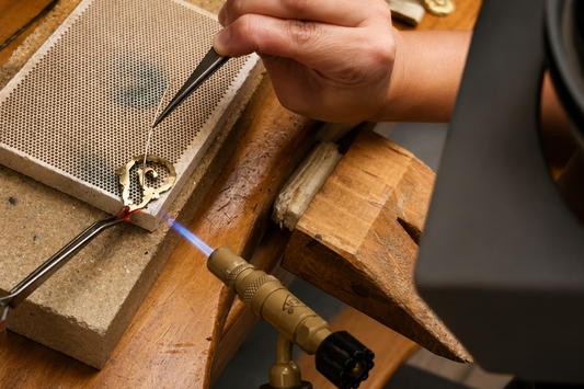 Joyas hechas a mano: qué las hace diferentes y por qué elegirlas